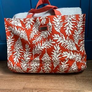Elegant Coral and White Leaf Pattern Tote